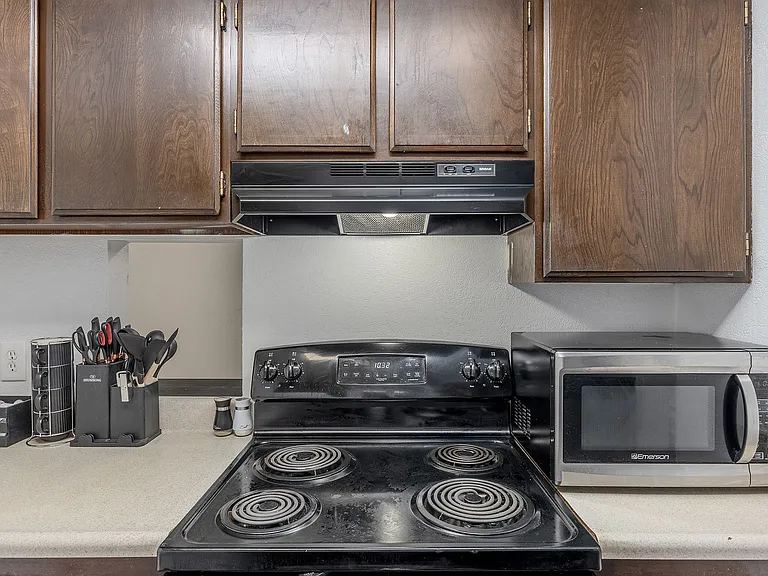 1421 Kent Ct — Photo 24