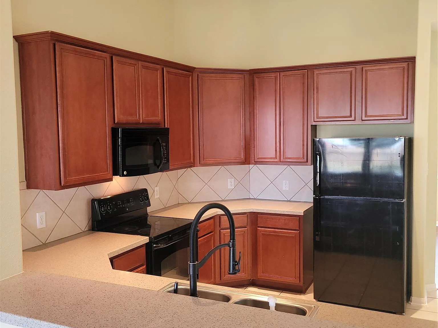 3 bed, 2.5 bath, 2342 sqft, $2,300 — Photo 4