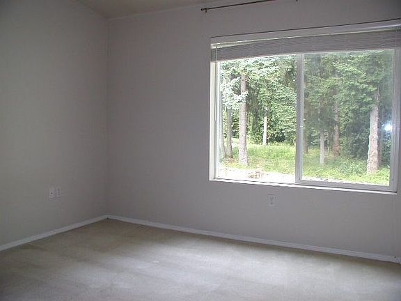 vaulted master w/full bath