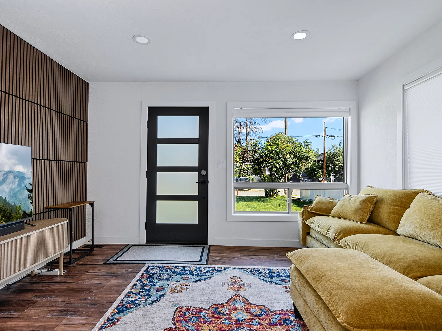 3 bed, 875 sqft, $3,500 — Photo 2