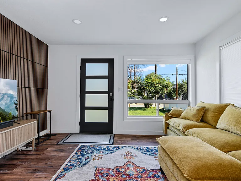 1309 W Melrose St — Photo 2