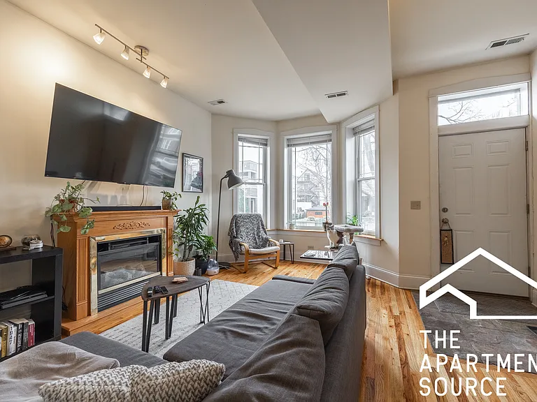1935 N Wood St #4 — Photo 1