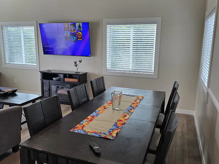 Dining area with seating for 6