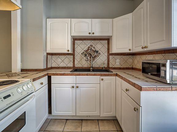 3rd image of 535 E 63rd St