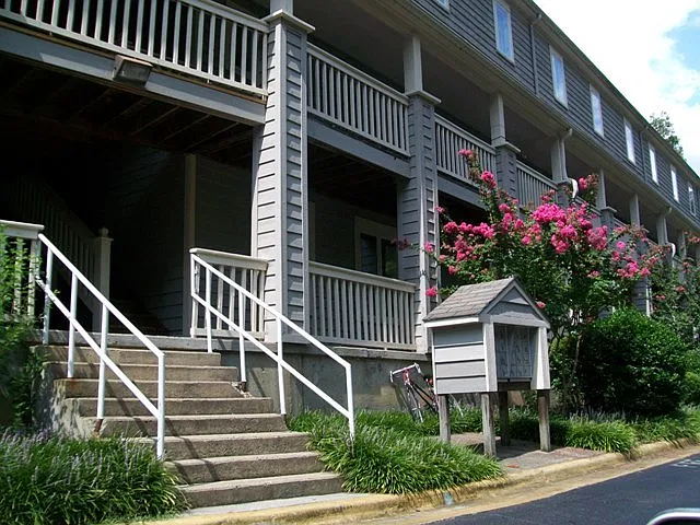 Walk to Campus from this spacious, updated 4br 2ba townhome-style condo! — Photo 2