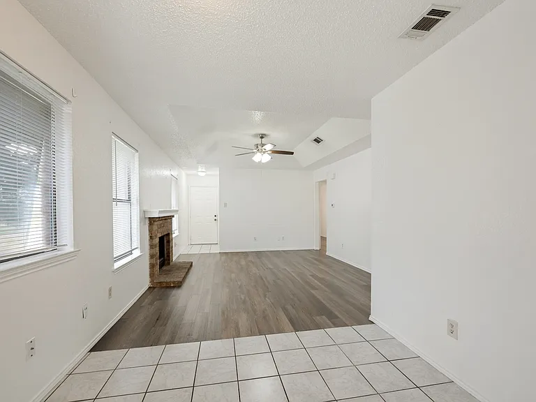 5431 Wild West Dr — Photo 3