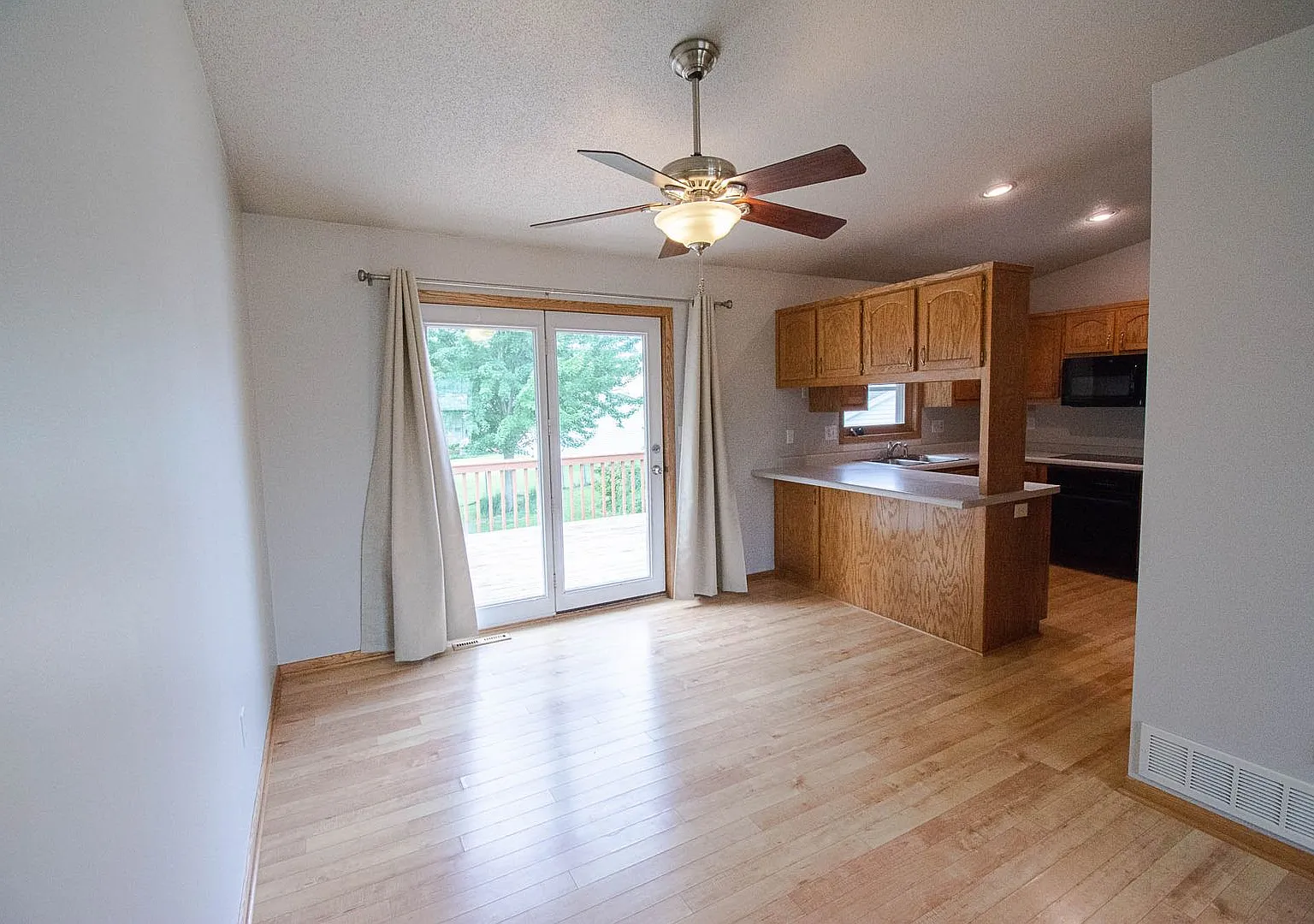 4-Bedroom Home with Fenced Yard & Garage Dog Friendly — Photo 4