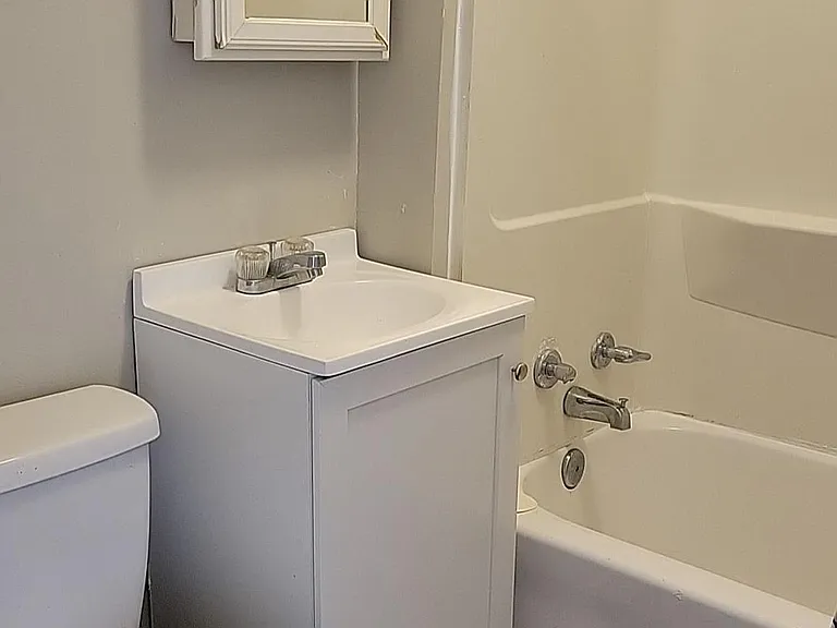 614 N Chester Ave — Photo 11