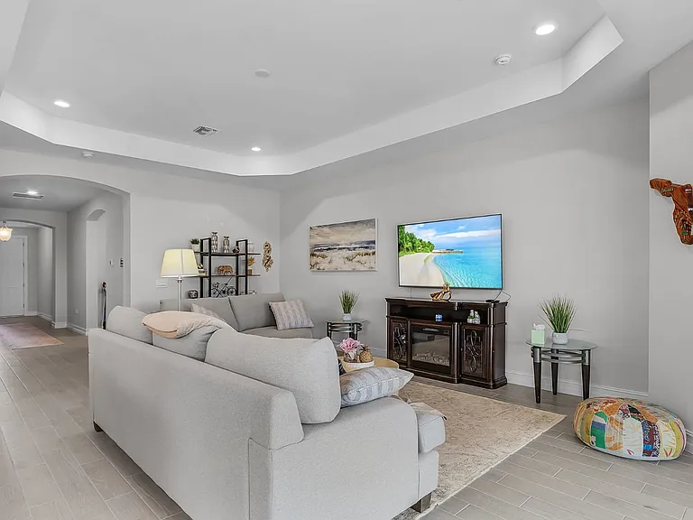 425 Coral Reef Pl — Photo 4