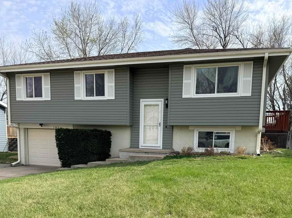 705 E 4th St, Hickman, NE 68372