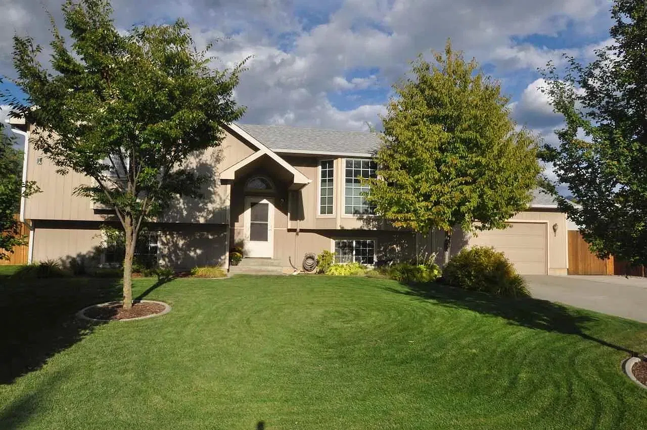 4 bed, 2300 sqft, $2,300 — Photo 1