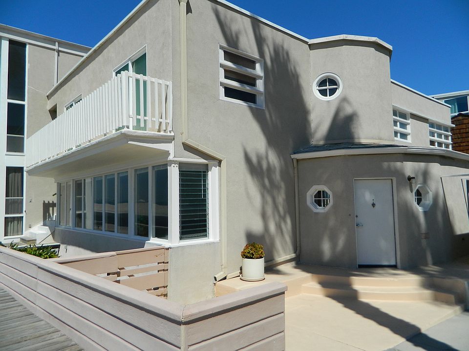 3 bedroom 3 bath 2 story House on the Long Beach Penninusla.