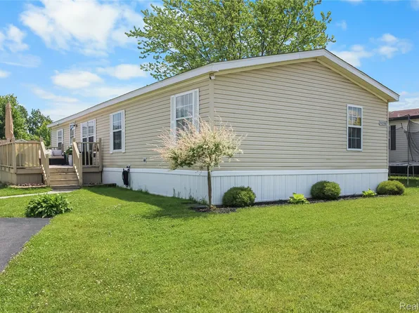 9298 Greentree Dr, Newport, MI 48166