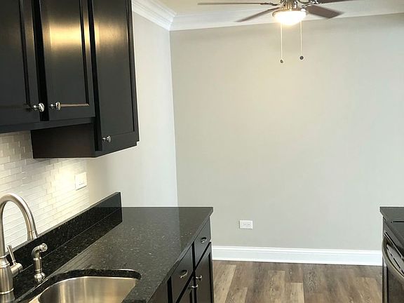 5th image of 904 Curtiss St #6