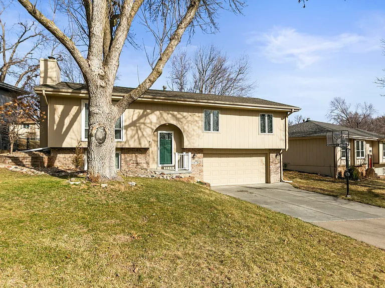 15416 Westchester Cir — Photo 2