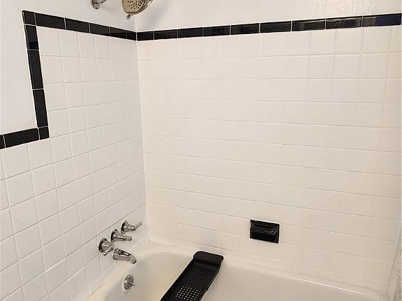 5th image of 17004 Throckley Ave
