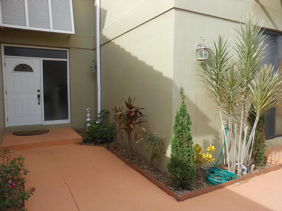 FRONT COUTYARD