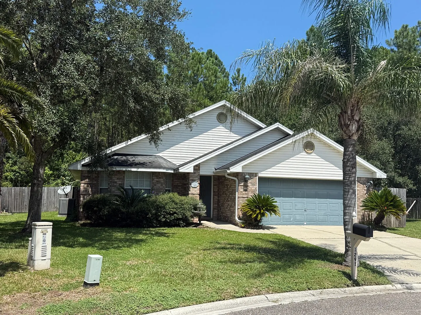 Beautiful home with Privacy! — Photo 1