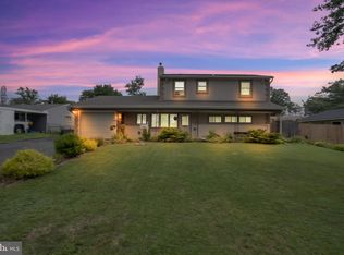 192 Goldenridge Dr, Levittown, PA 19057