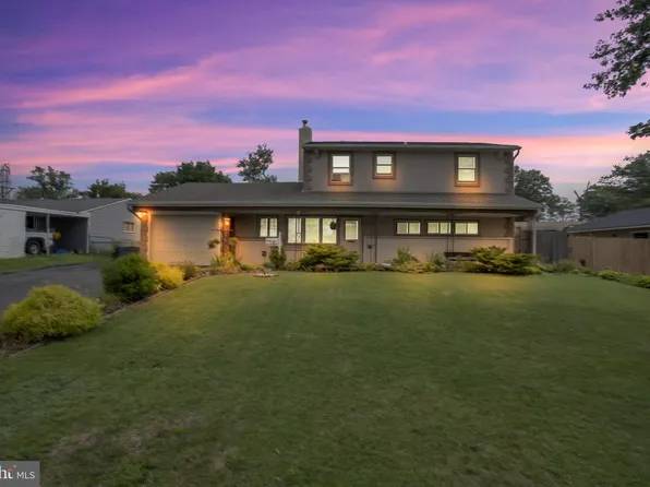 192 Goldenridge Dr, Levittown, PA 19057