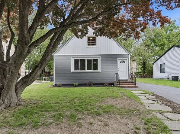 8 Angela Ct, North Providence, RI 02904