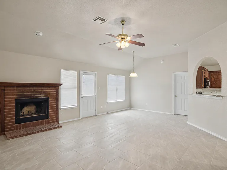 2905 Lindsey Dr — Photo 6