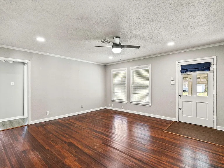 223 Jasmine St — Photo 4