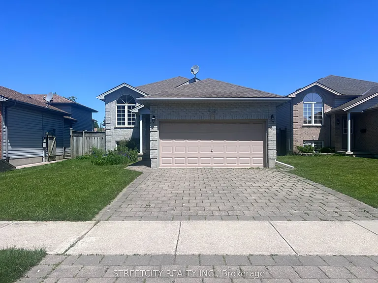 472 Talltree Cres — Photo 1