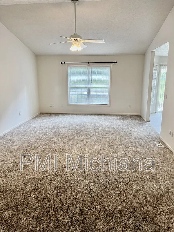 3 bed, 2.0 bath, 1378 sqft, $2,300 — Photo 2