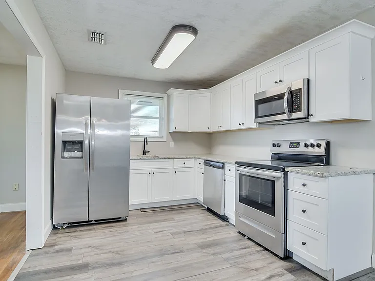 208 Maywood Dr — Photo 9
