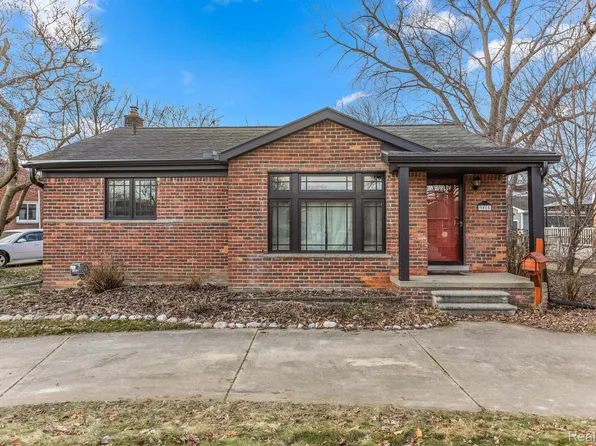 9815 E Clements Cir, Livonia, MI 48150
