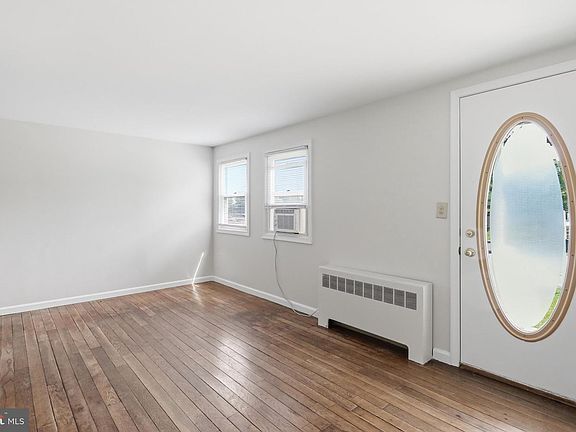 3rd image of 905 Oak St