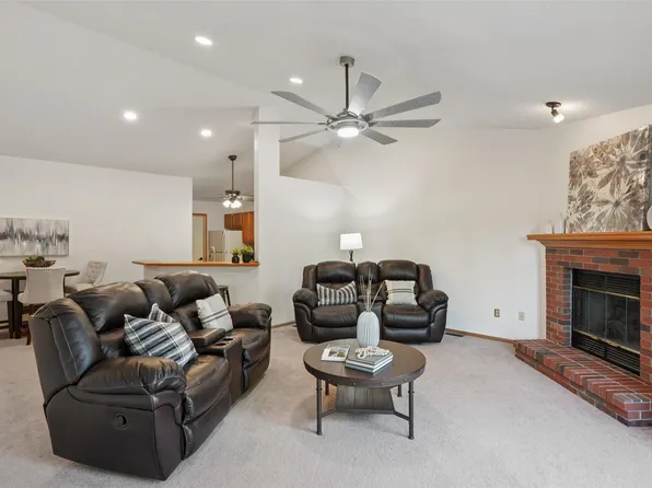 8523 Hickory Ln, Urbandale, IA 50322