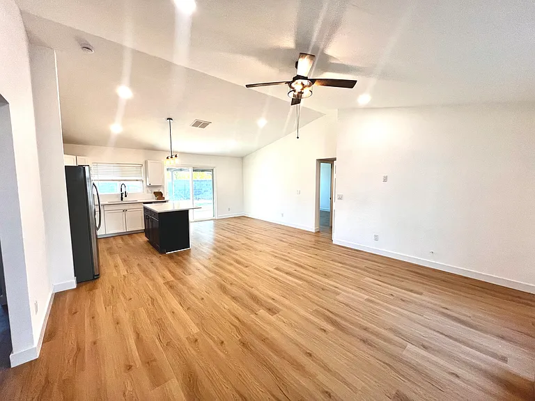 233 W Harvard Ave — Photo 2