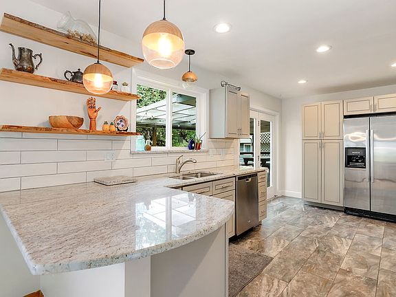 2nd image of 4011 Southglen Ave SE