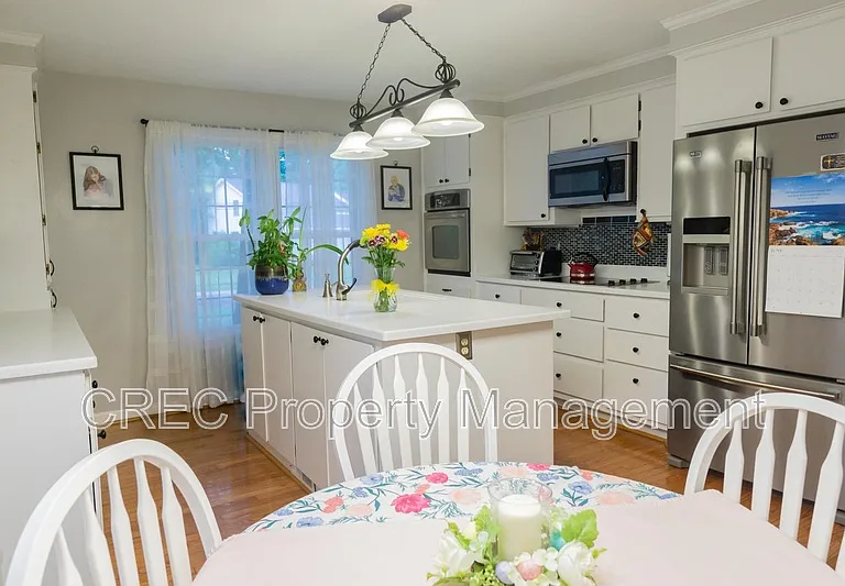 114 Queensbury Cir — Photo 2