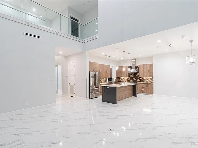 2416 S Thames Dr — Photo 11