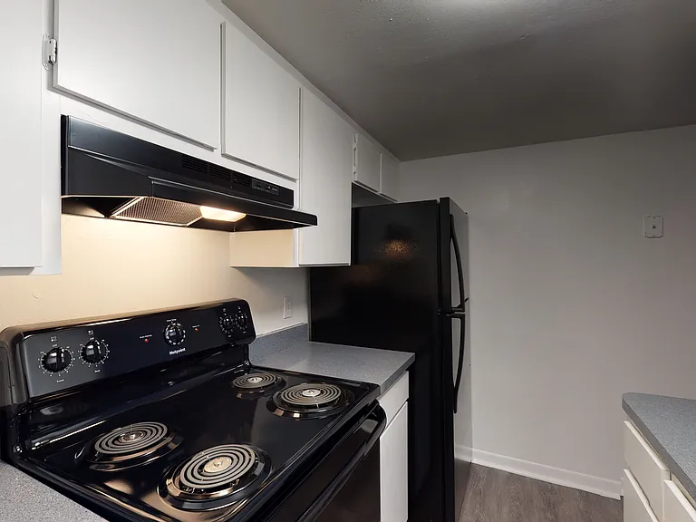 The Avenue Apartments — Photo 35