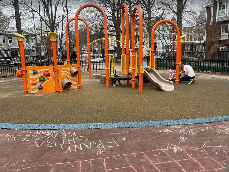 Playground 1 mins away