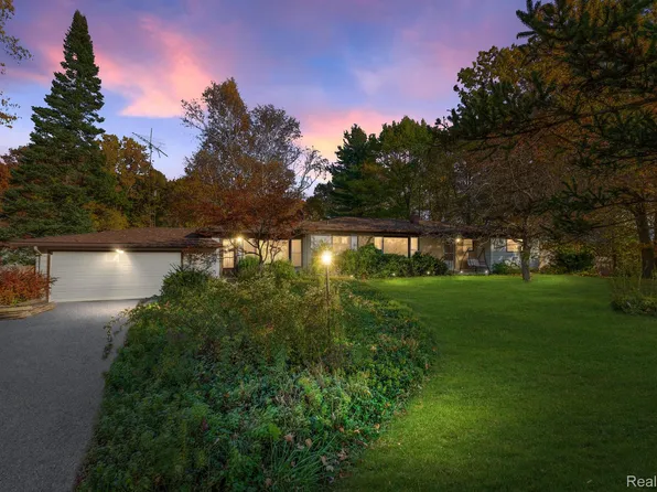 1146 N Youngs Rd, Attica, MI 48412