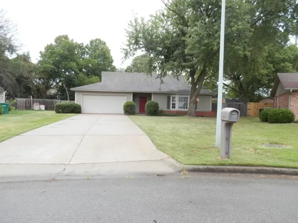 2725 W Highland Cir, Rogers, AR 72756