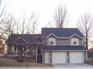 424 NE Bristol Dr, Lees Summit, MO 64086