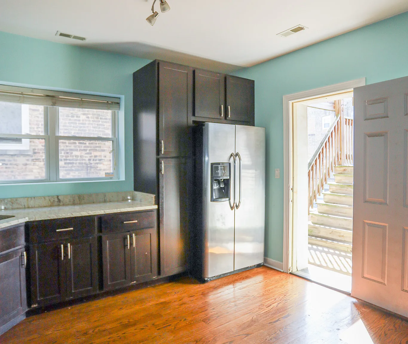 3 bed, 1200 sqft, $2,700 — Photo 3