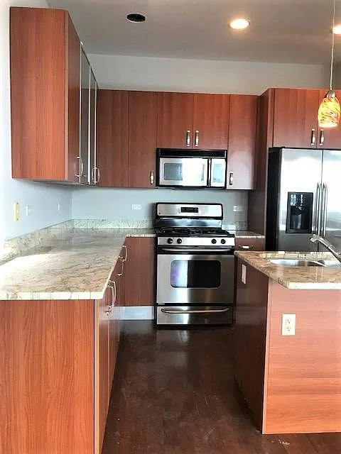 908 N Ashland Ave — Photo 4