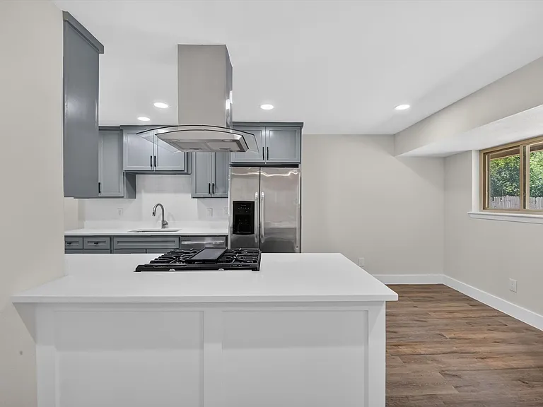 913 Russell Ln — Photo 3