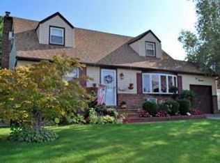200 Radcliffe Ave, Farmingdale, NY 11735