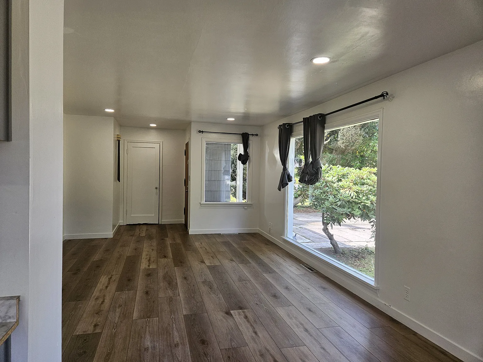 3 bed, 1385 sqft, $2,825 — Photo 3