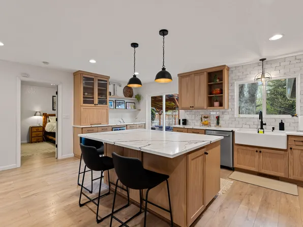 417 NW Midland Ave, Grants Pass, OR 97526