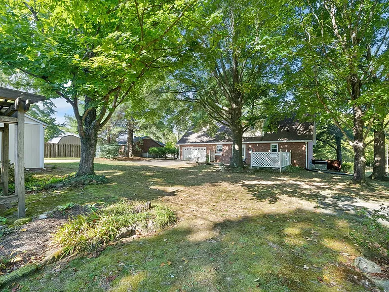 619 Chesterfield Cir — Photo 37