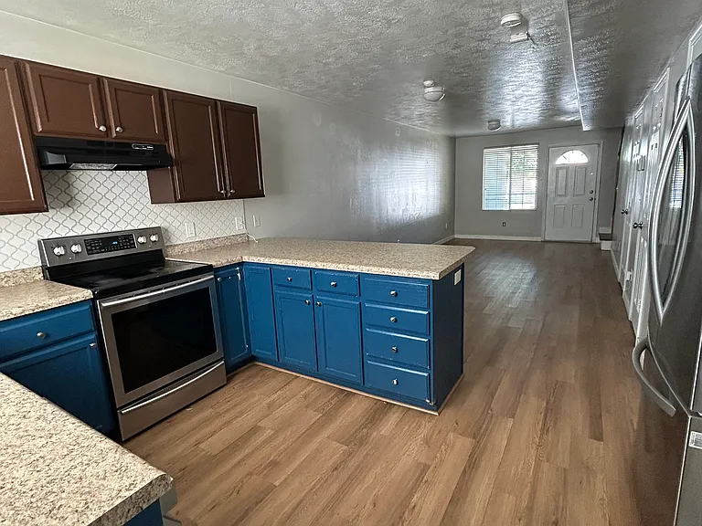 475 N Redwood Rd — Photo 2